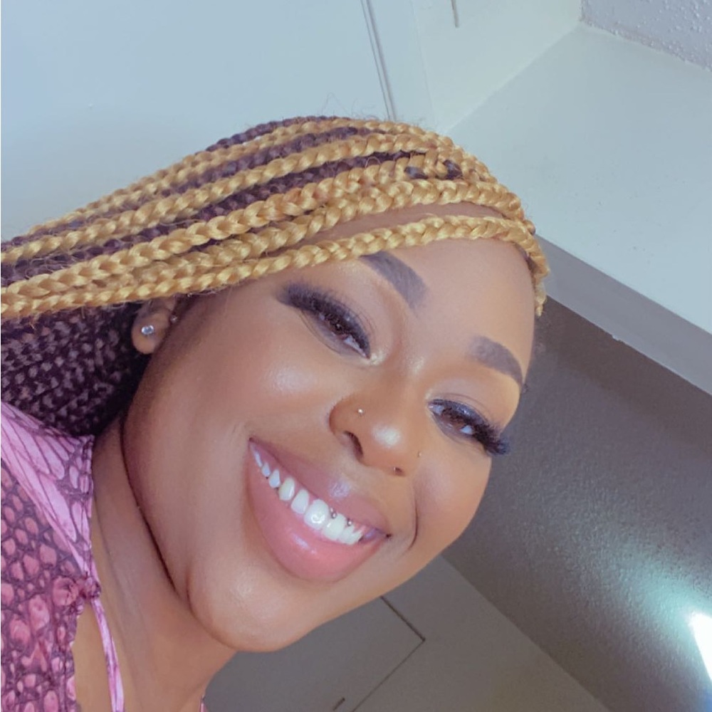 Meet your Posher, De'nyia